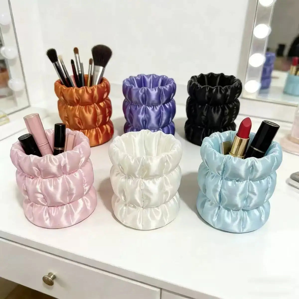 support rangement moderne pot cosmétiques blanc rose élégant satiné plissé multifonction plastique respectueux environnement
