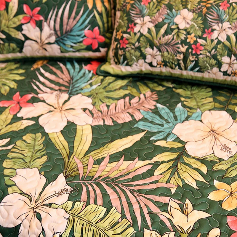 Fond tropical avec une variété de feuilles et de fleurs colorées dans des tons verts, rouges et jaunes.