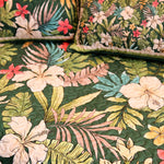 Fond tropical avec une variété de feuilles et de fleurs colorées dans des tons verts, rouges et jaunes.