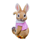 Ce joli lapin en peluche vêtu d'un pull rose et orné d'une fleur décorative apporte une touche chaleureuse et printanière à tout environnement.