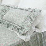 Détail de la dentelle à volants et broderie sur housse de couette