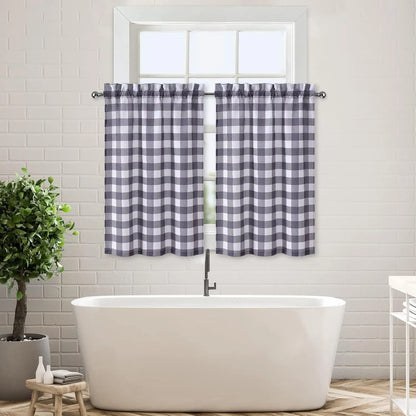 Rideaux courts à motifs vichy noirs et blancs, installés sur une fenêtre de salle de bain au-dessus d’une baignoire.