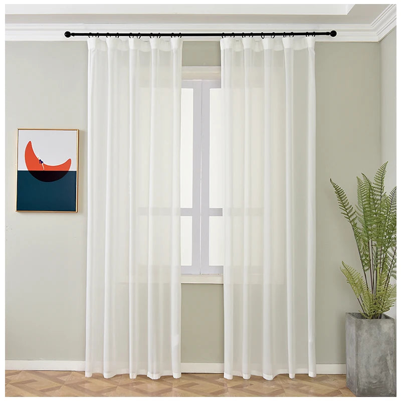 Image présentant des rideaux luxueux , drapés élégamment le long d'une grande fenêtre ensoleillée, éclairant la pièce avec une lumière douce. Ces rideaux de haute qualité ajoutent une touche de sophistication et de confort à tout espace de vie ou de travail, tout en offrant une intimité et une gestion efficace de la lumière.