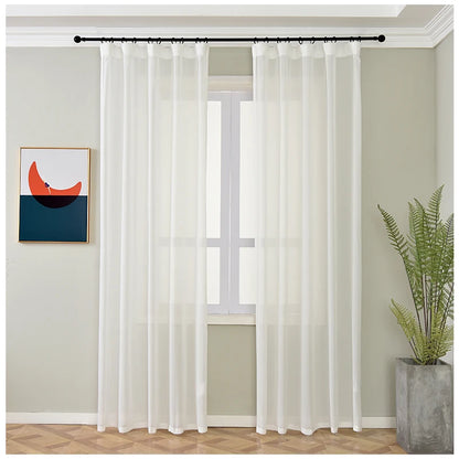 Image présentant des rideaux luxueux , drapés élégamment le long d'une grande fenêtre ensoleillée, éclairant la pièce avec une lumière douce. Ces rideaux de haute qualité ajoutent une touche de sophistication et de confort à tout espace de vie ou de travail, tout en offrant une intimité et une gestion efficace de la lumière.