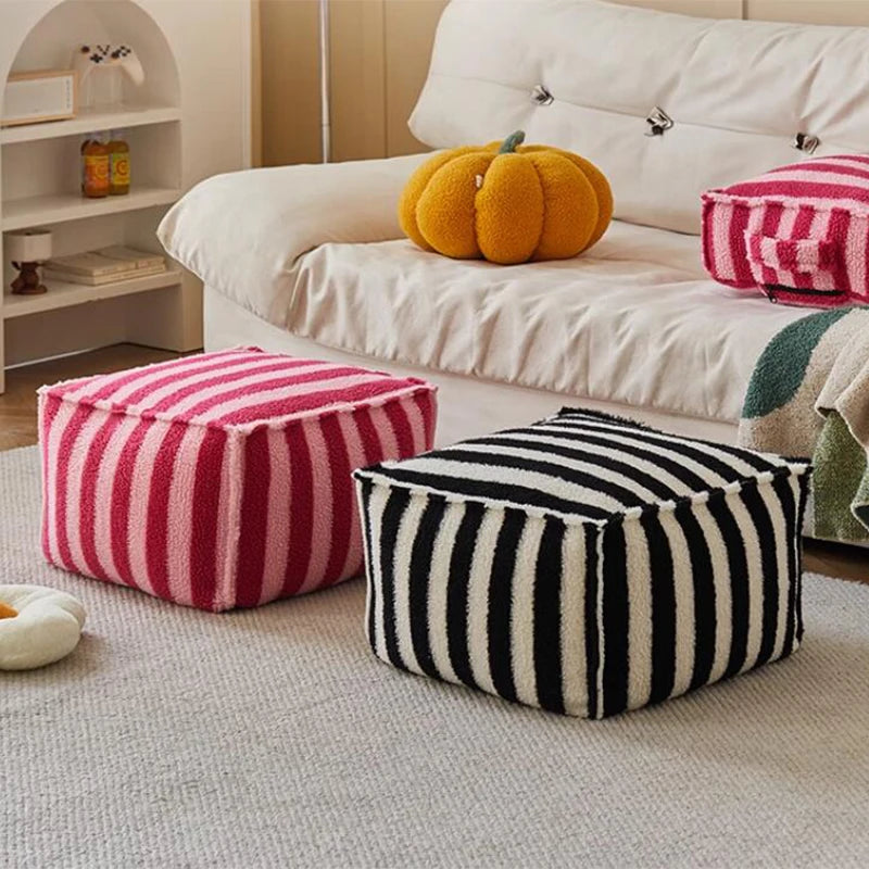 coussin carré laine rayé rouge blanc noir décoration maison confortable siège repos pied