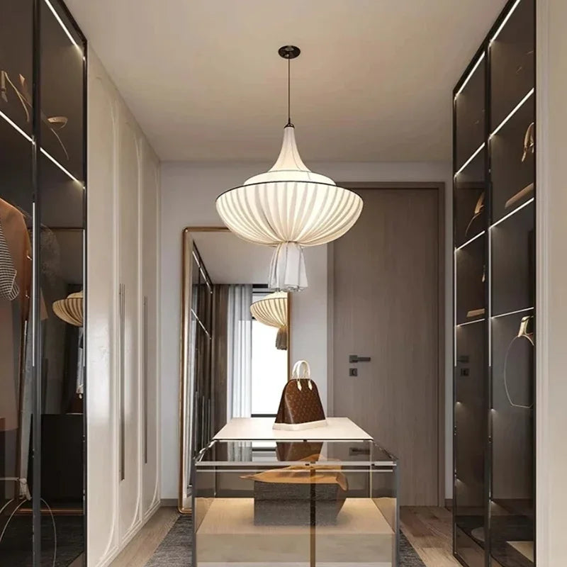 suspension lumineuse plissée conique blanc crème noir contemporaine élégante salon chambre coucher