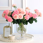 bouquet roses artificielles mariage anniversaire décoration intérieure plateau doré vase transparent feuilles vertes classique