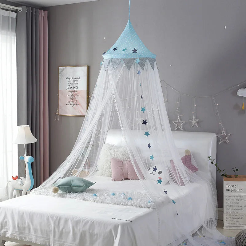 rideau lit bébé rose étoiles gris blanc transparent décoration chambre enfant pompons