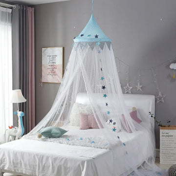 rideau lit bébé rose étoiles gris blanc transparent décoration chambre enfant pompons
