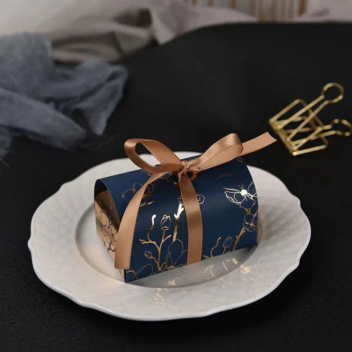 boîte cadeau carton fleurs dorées ruban bleu marine beige marron rouge mariage fête anniversaire