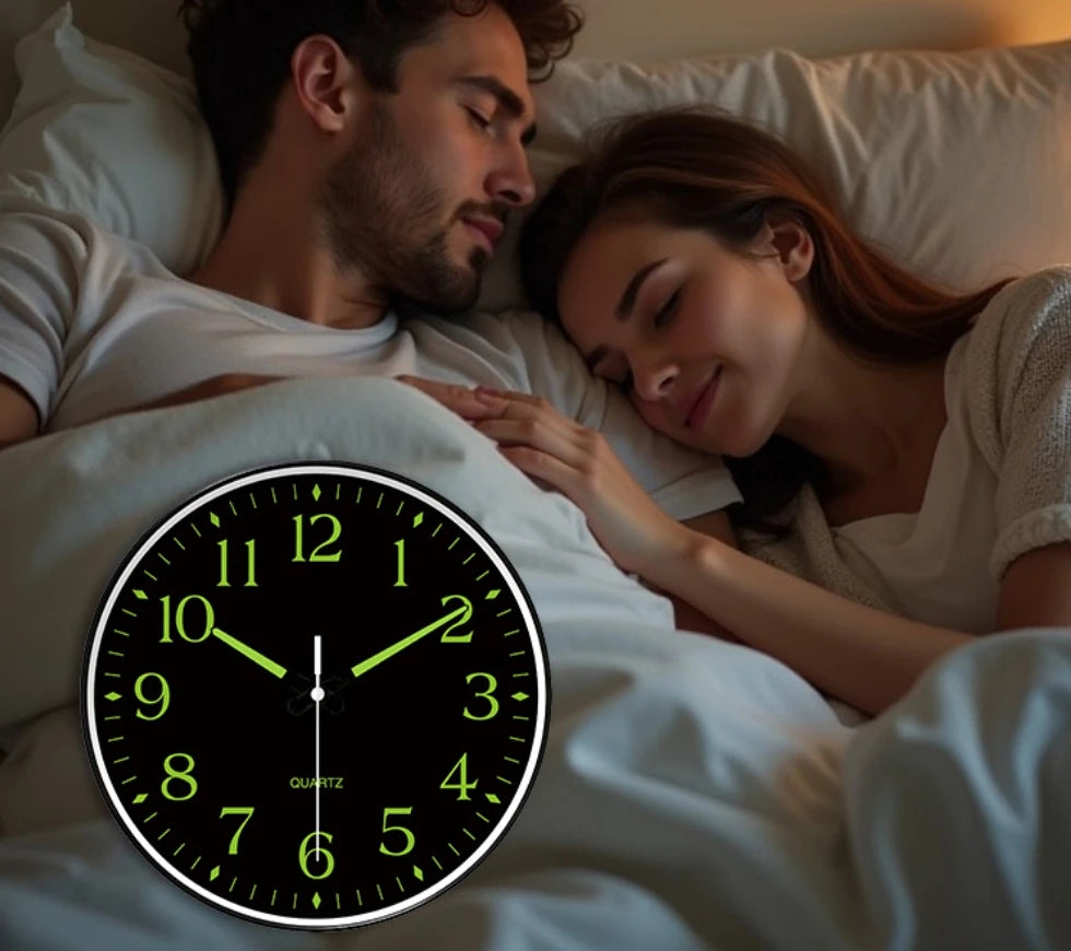 horloge murale moderne chiffres lumineux noir vert fluo salon décoration minimaliste aiguilles fines face