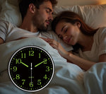 horloge murale moderne chiffres lumineux noir vert fluo salon décoration minimaliste aiguilles fines face