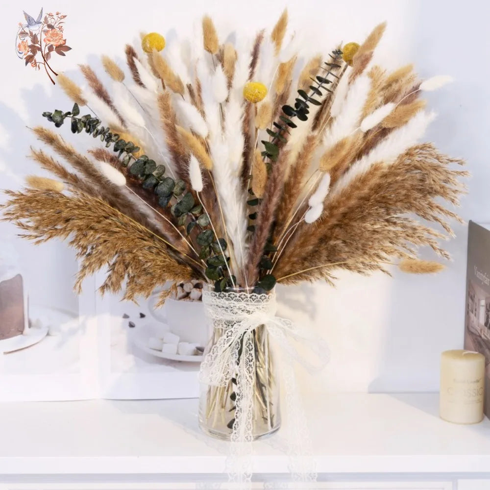 bouquets pampas marron clair beige blanc feuilles vertes plumes blanches décoration intérieure mariage boho