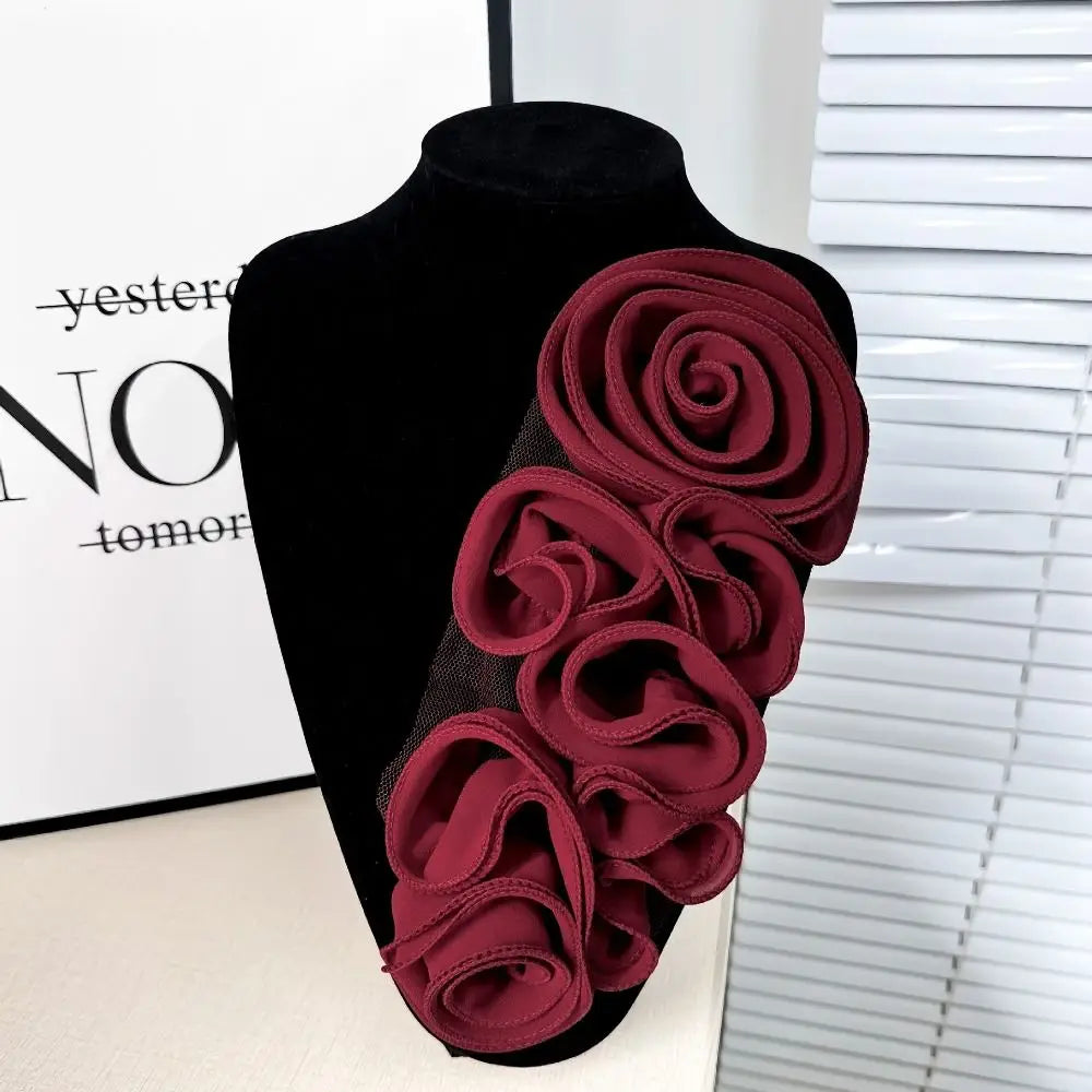foulard écharpe plissée rose rouge noir blanc fleurs roses décoratives élégantes femme