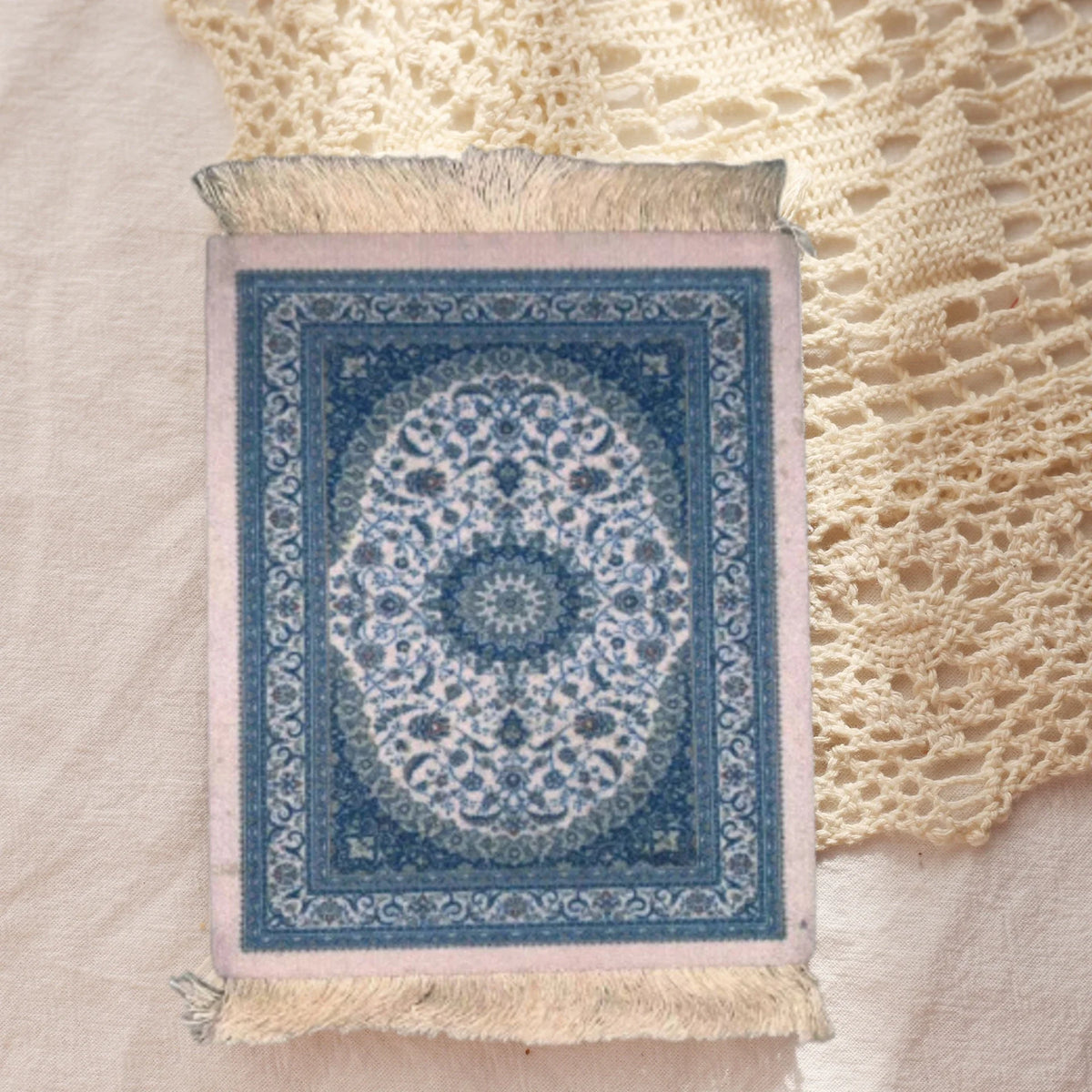 tapis table classique ornements floraux motifs géométriques franges rouge vert bleu beige blanc respectueux