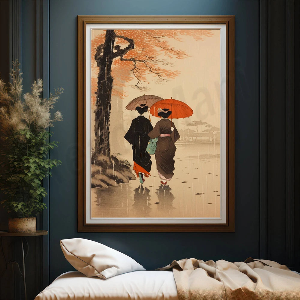 Deux silhouettes vêtues de kimonos marchant sous des parapluies sous un ciel d'automne reflété dans une flaque d'eau, dans un cadre mural sobre et élégant.