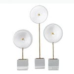 décoration moderne lampes sculpturales transparentes abatjours texturés base cube doré blanc chambre