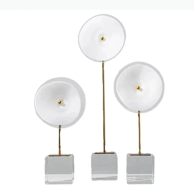 décoration moderne lampes sculpturales transparentes abatjours texturés base cube doré blanc chambre
