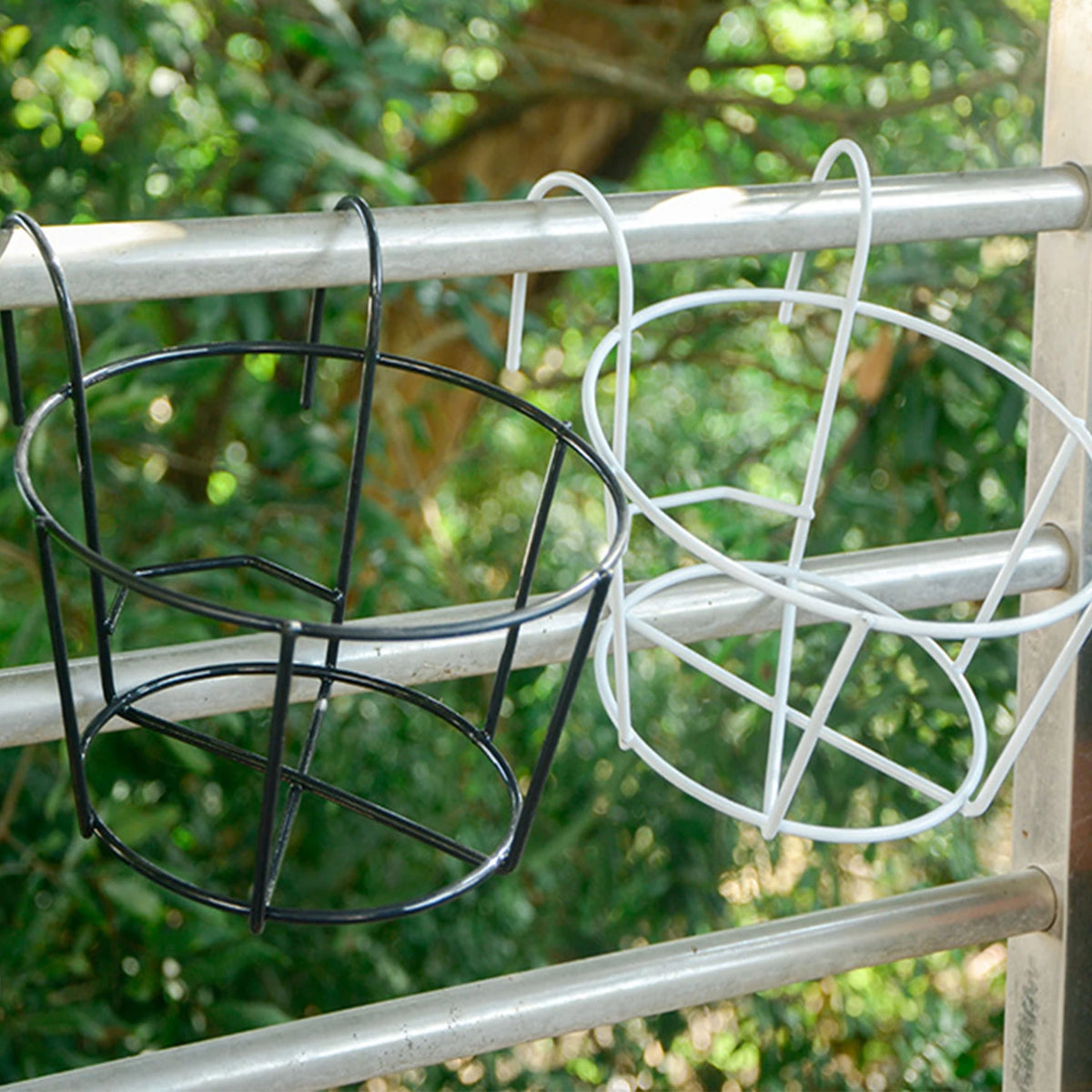support pot fleurs rond fer noir blanc moderne clips balcon jardinage