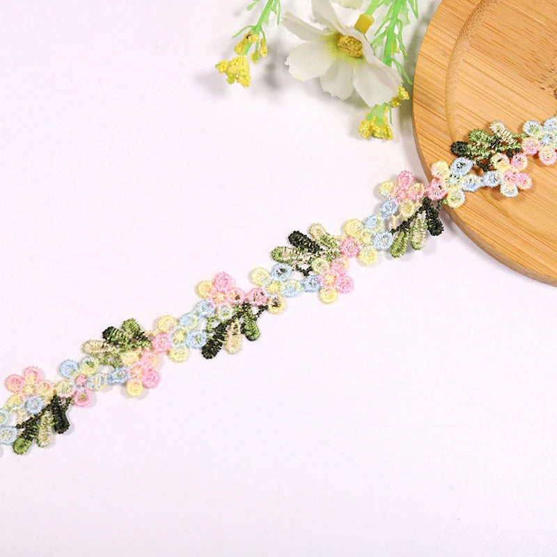 ruban decoratif brode fleurs motifs floraux couleur rouge rose vert blanc jaune solvable eau