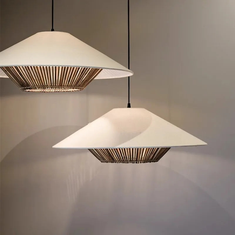 suspension lumineuse moderne blanche dorée rayures câble noir salon chambre
