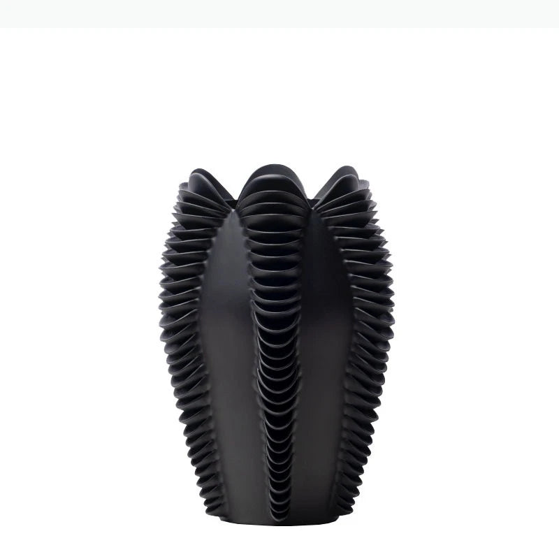 vase moderne noir blanc rayures verticales texture ondulée décoration table arrangement fleurs minimaliste