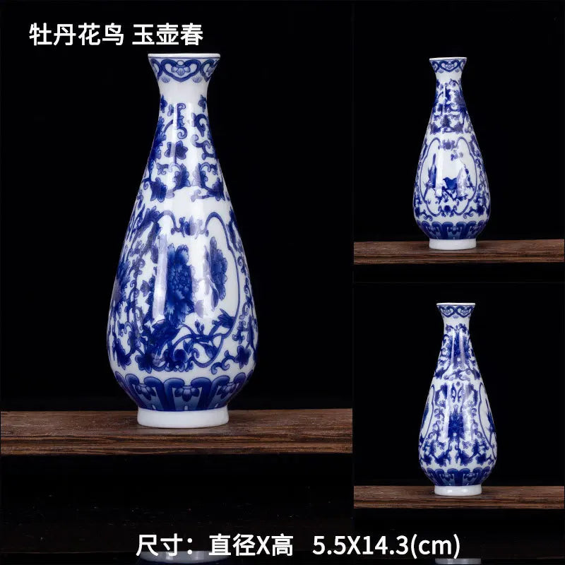 Vase en porcelaine bleue et blanche avec motifs floraux
