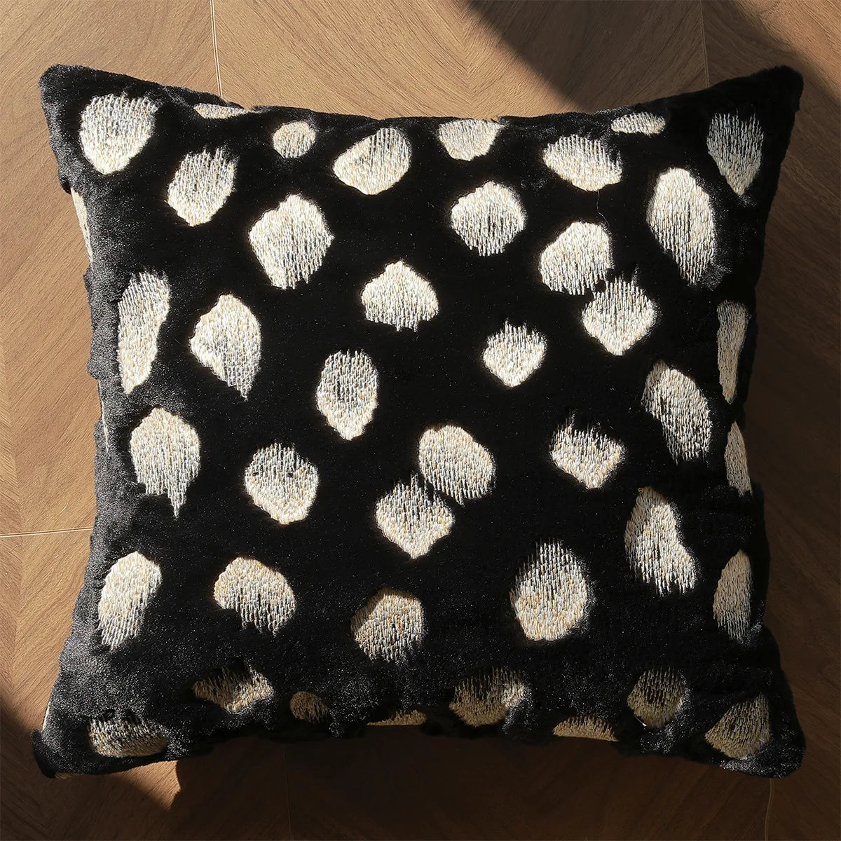 coussin deco fausse fourrure motif geometrique noir blanc nordique contemporain canape voiture