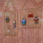 porte bijoux mural or maille fine moderne fixé chaîne boucles d'oreilles bracelets colliers