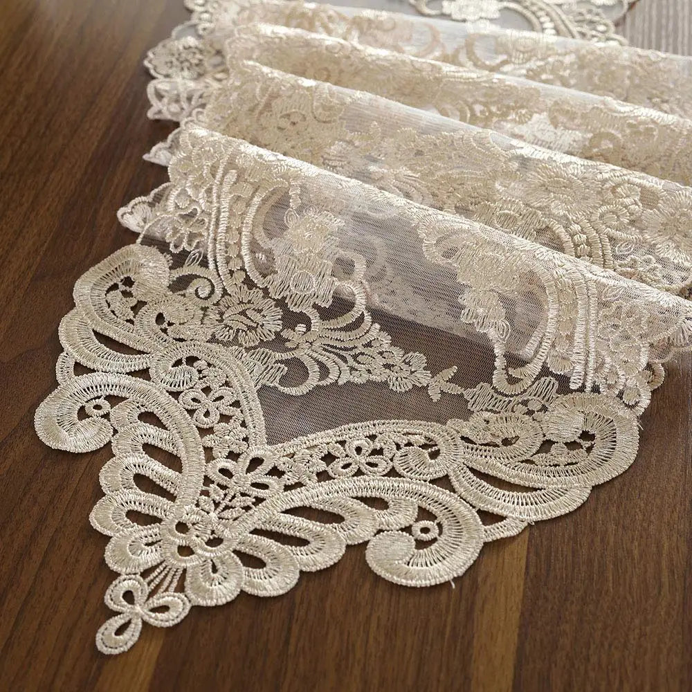 nappe table dentelle motif floral élégante transparente vintage romantique assiettes couverts verres fleurs vase