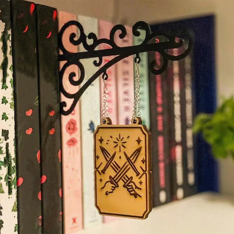 décoration bibliothèque bois gravé motifs floraux signet suspendu chaîne fixation murale ornemental vintage