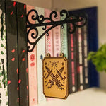 décoration bibliothèque bois gravé motifs floraux signet suspendu chaîne fixation murale ornemental vintage