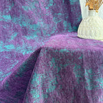 Des rideaux en textile de qualité supérieure, de couleur violette, présentant un motif créatif inspiré des arts traditionnels. Ces rideaux, fabriqués à partir de matériaux naturels, apportent une touche d'élégance à toute pièce avec leur motif de quilt. Visuellement similaires à des draps de lit, ces rideaux ajoutent un aspect luxueux à la décoration intérieure tout en assurant l'intimité. Idéal pour ceux qui cherchent à marier le style et la fonctionnalité dans leurs choix de décoration.