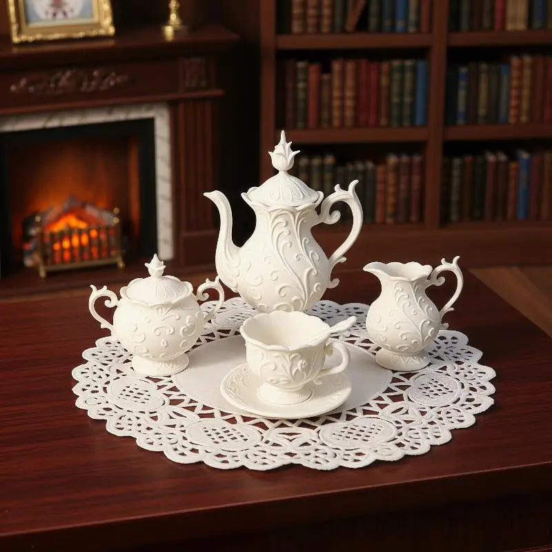 service thé miniature blanc motifs floraux classiques poupées accessoires décoration théière tasse soucoupe
