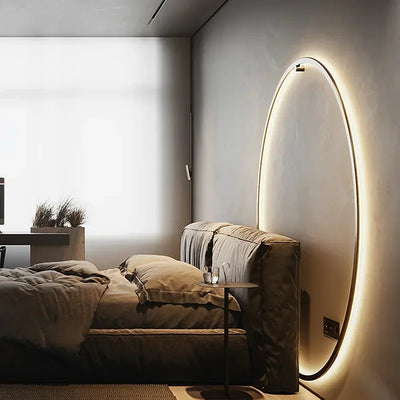 Applique murale LED minimaliste en cercle noir éclairant un salon moderne