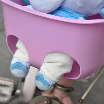 siège vélo enfant rose violet plastique brillant forme bateau ouvertures pieds fixations barres blanches