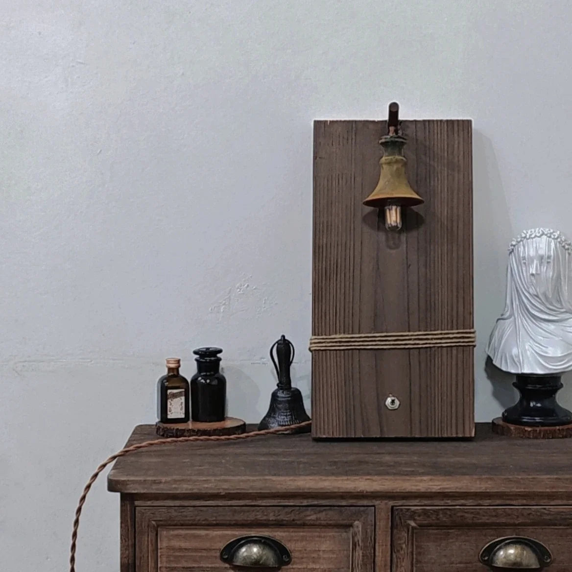 Lampe médiévale en bois vintage faite main