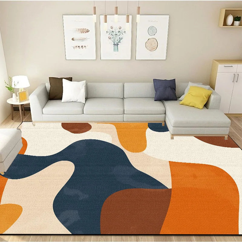 Cet espace de vie moderne avec un canapé gris, des coussins colorés et des tableaux muraux décoratifs crée une ambiance chaleureuse et apaisante.