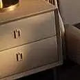 lit moderne beige clair bois pieds ronds oreillers draps couverture chambre coucher meubles maison