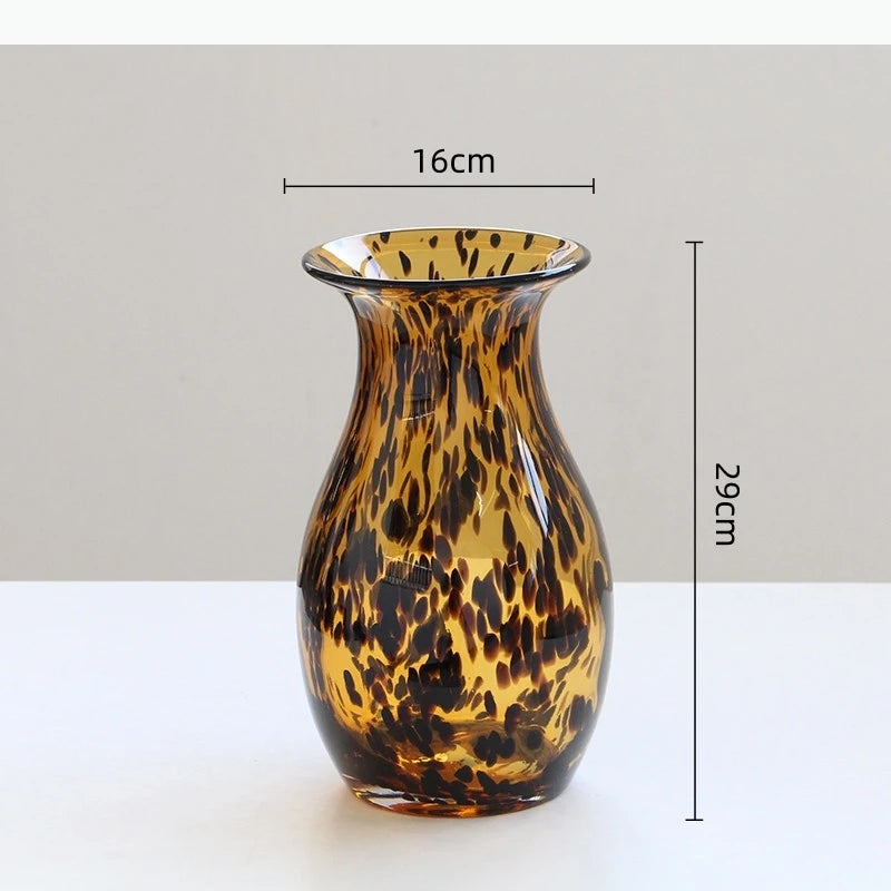 vase moderne imprimé léopard marron noir décoration intérieure arrangement floral pot fleurs terrarium table