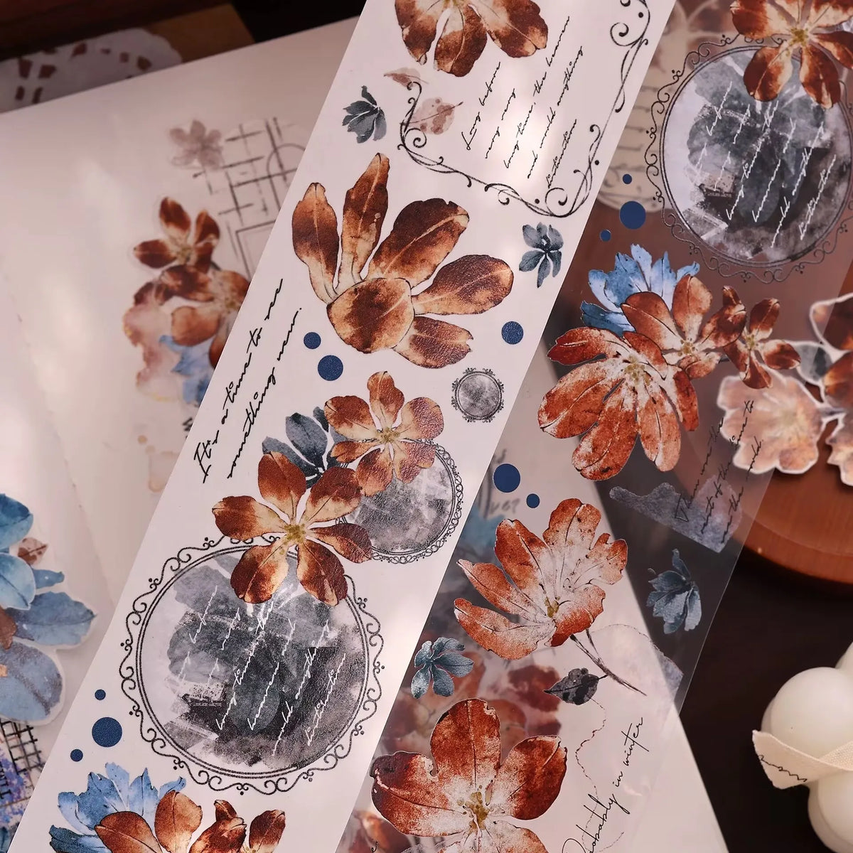 ruban decoratif floral bleu marron blanc fleurs stylisees calligraphie classique romantique scrapbooking bricolage