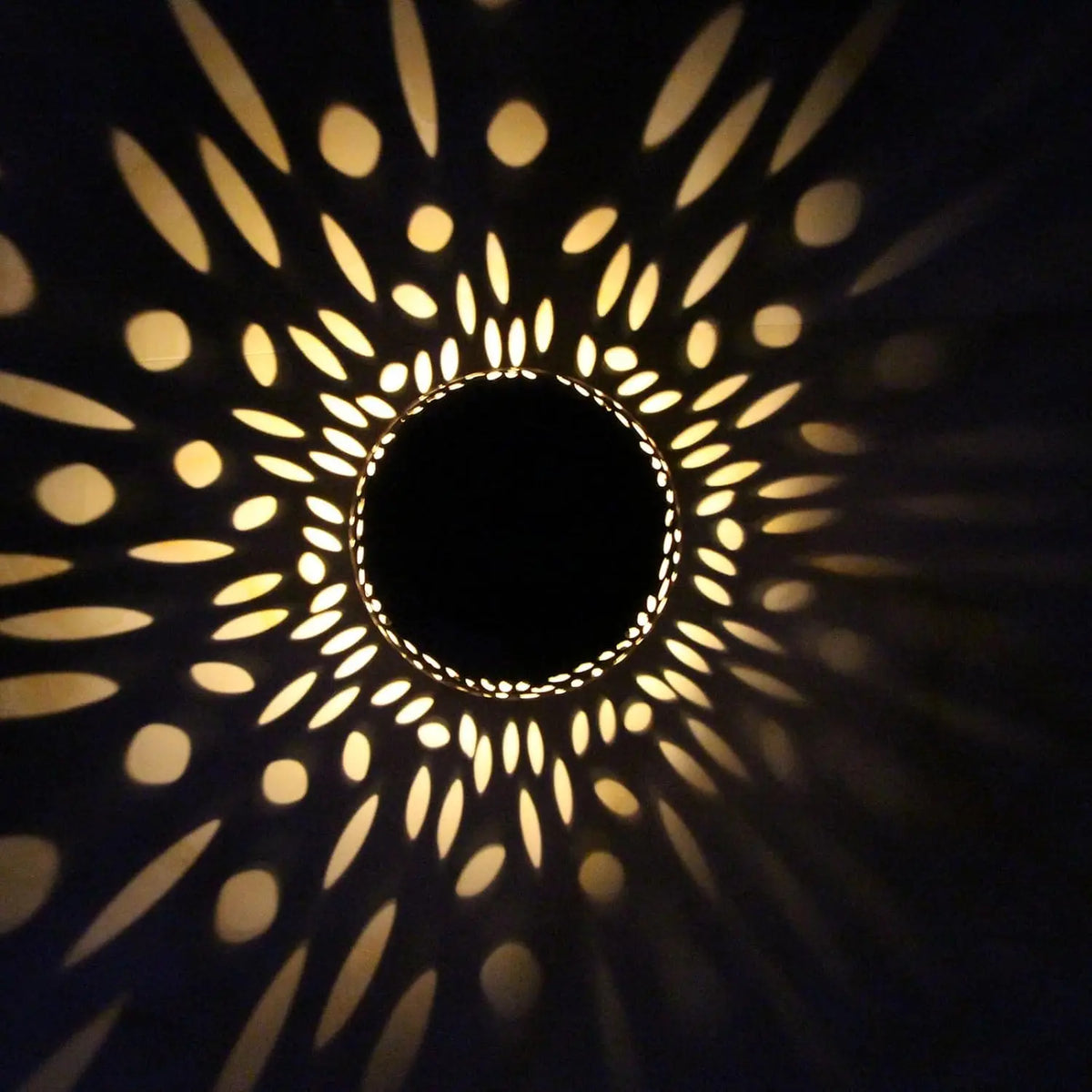 lampe solaire moderne blanche perforations circulaires rechargeable led adhésif tableextérieur