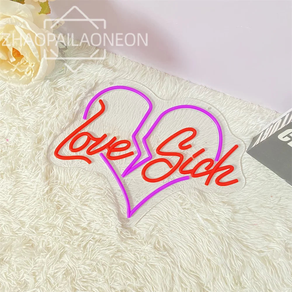 Enseigne néon LED Love Sick bleu dans un décor de fête ou bar
