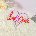 Enseigne néon LED Love Sick bleu dans un décor de fête ou bar