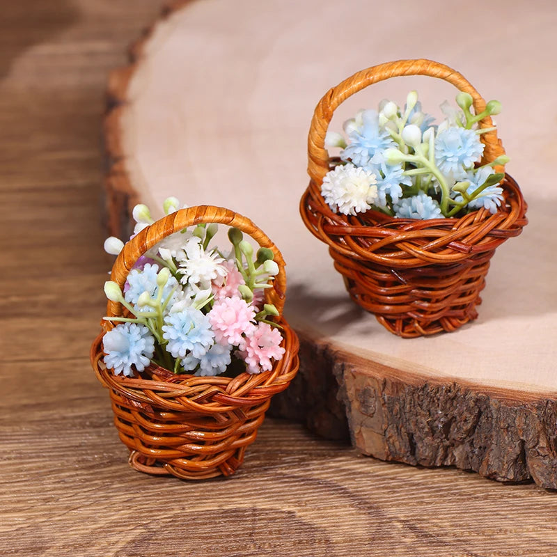 panier osier tressé marron clair fleurs artificielles blanches roses bleues accessoire maison poupée miniature
