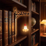 lampe décorative vintage support métallique ouvragé abat jour translucide éclairage bibliothèque cosy figurines décoratives