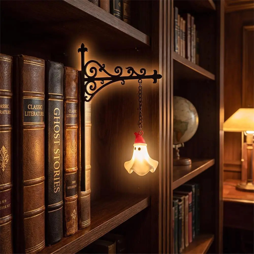 lampe décorative vintage support métallique ouvragé abat jour translucide éclairage bibliothèque cosy figurines décoratives