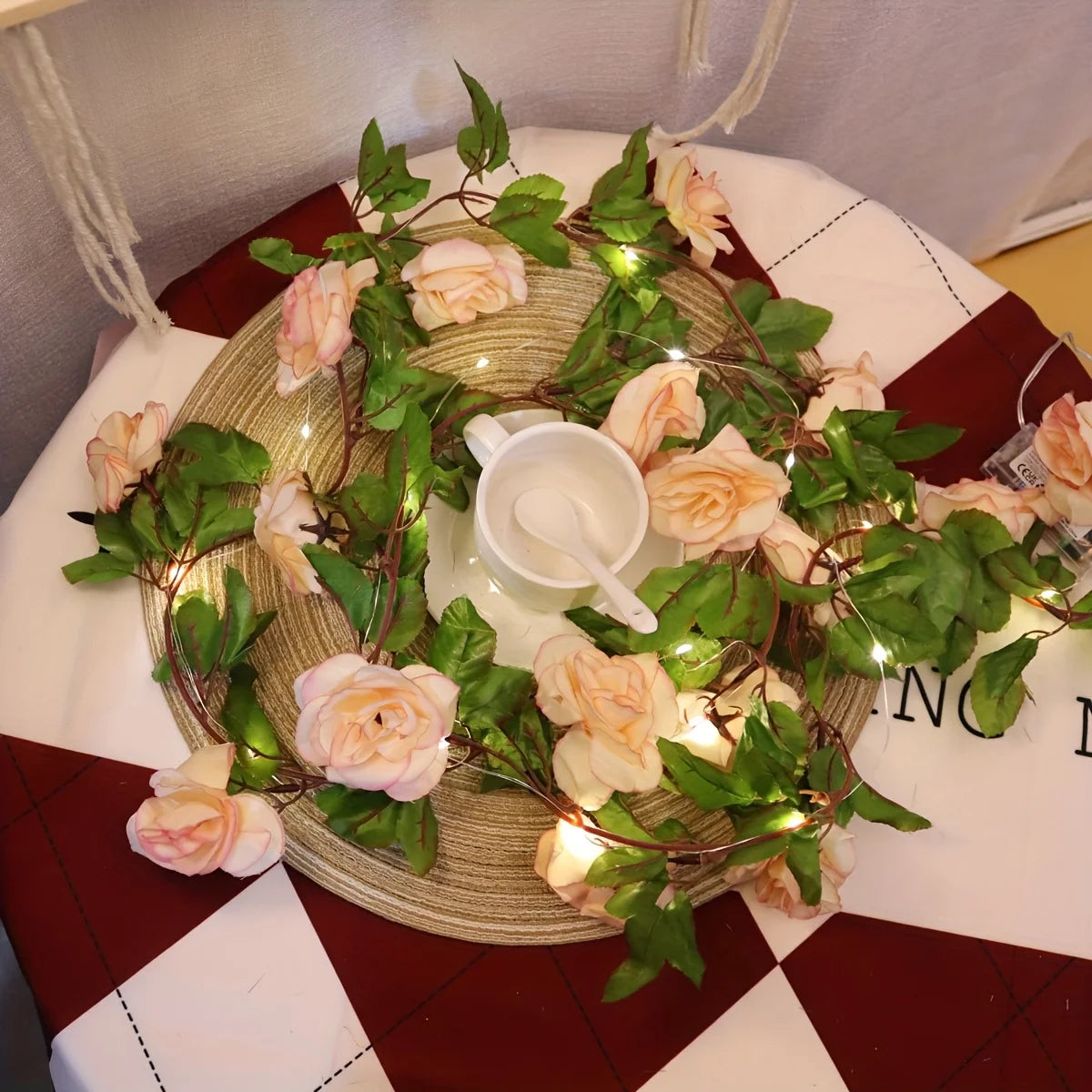 décoration intérieure guirlande lumineuse fleurs roses feuillage vert mariage romantique festive polyester led piles