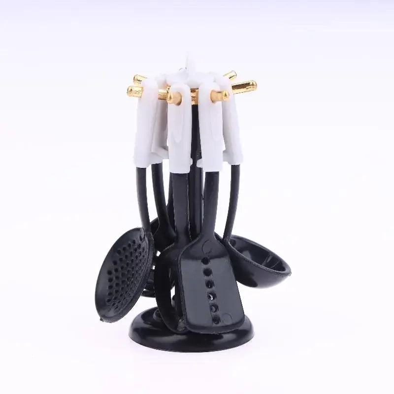 accessoires cuisine miniature suspendues ensemble cuillères spatules moderne noir blanc vert opaques