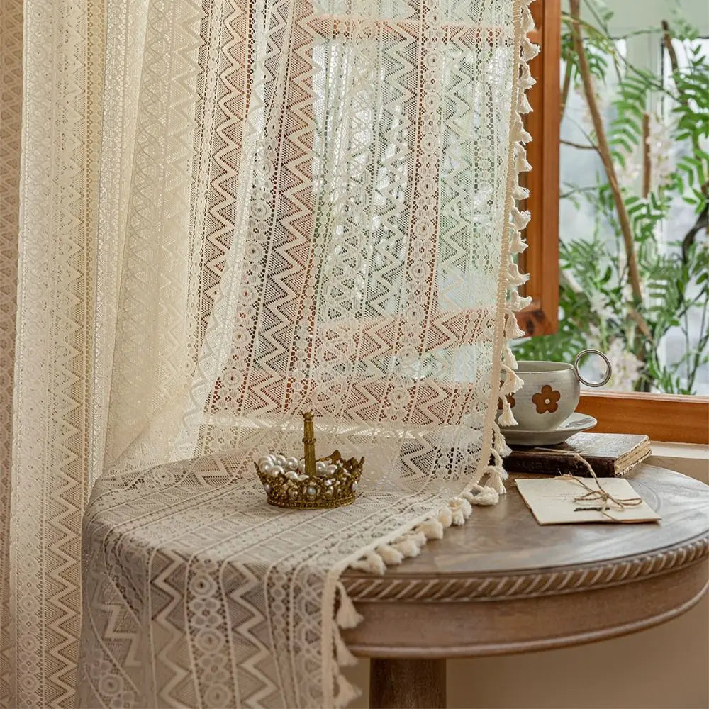 rideaux dentelle beige motifs géométriques bohèmes triangles fleurs vase vintage translucides franges chambre